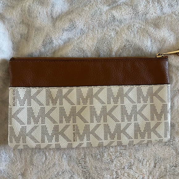 MK WRISTLET - Picture 9 of 9
